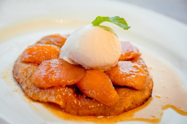 Meyve tatlı Kepçe dondurma ile