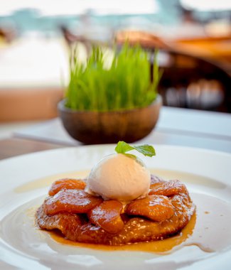 Meyve tatlı Kepçe dondurma ile