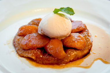 Meyve tatlı Kepçe dondurma ile