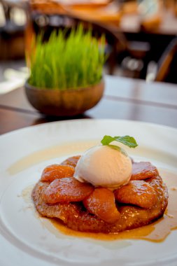 Meyve tatlı Kepçe dondurma ile