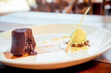 Dondurmalı çikolatalı tatlı.