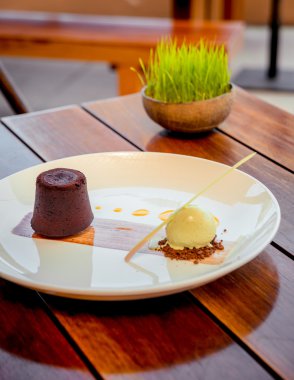 Dondurmalı çikolatalı tatlı.