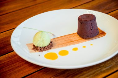 Dondurmalı çikolatalı tatlı.