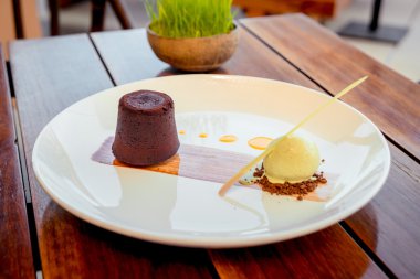 Dondurmalı çikolatalı tatlı.