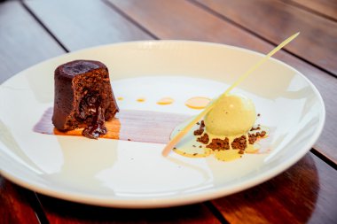 Dondurmalı çikolatalı tatlı.