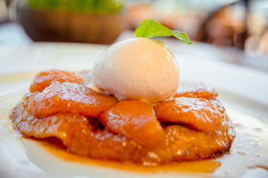 Meyve tatlı Kepçe dondurma ile