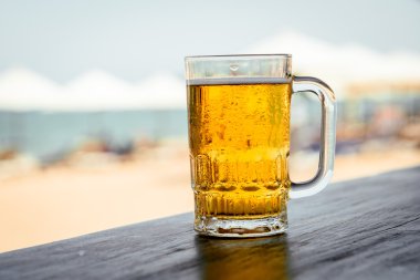 Kupa köpük soğuk bira