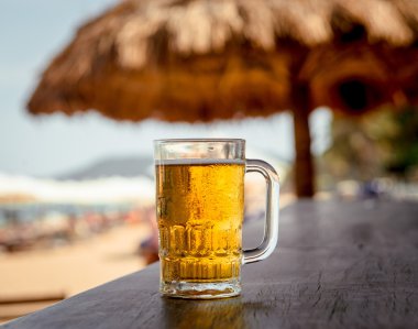 Kupa köpük soğuk bira 