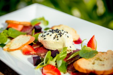 Sebze ve kruton füme et