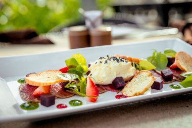 Sebze ve kruton füme et