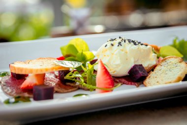 Sebze ve kruton füme et