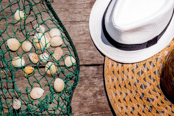 Muszle z rybackich sieci i kapelusze — Zdjęcie stockowe