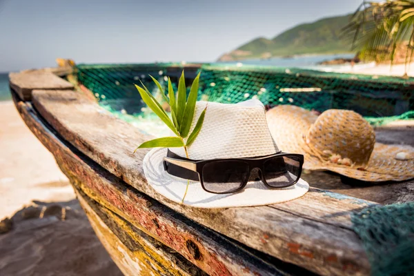 Sombrero con gafas de sol negras — Foto de Stock