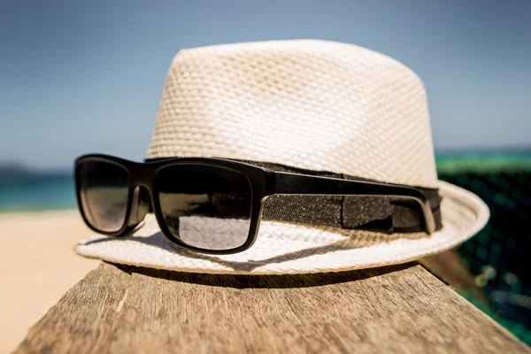 Kapelusz z czarne okulary przeciwsłoneczne — Zdjęcie stockowe
