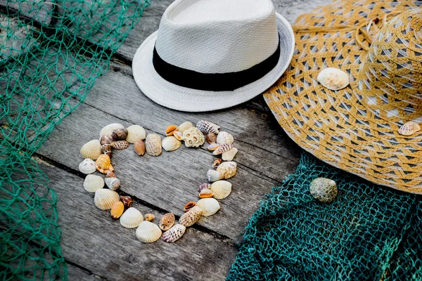 Muschelherz mit Fischernetz — Stockfoto