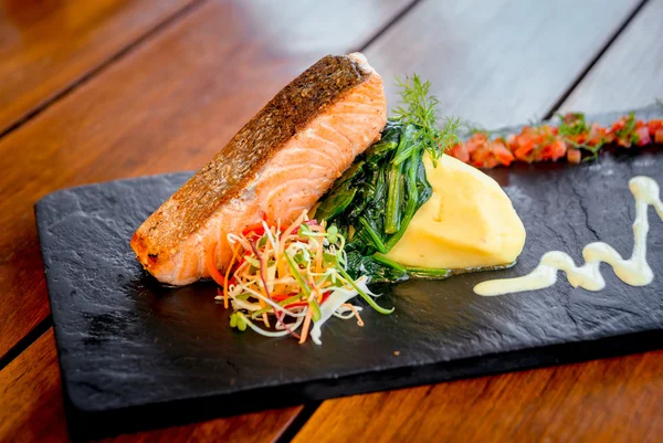 Рыба с соусом и овощами — стоковое фото