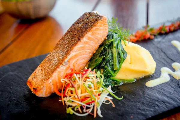Рыба с соусом и овощами — стоковое фото