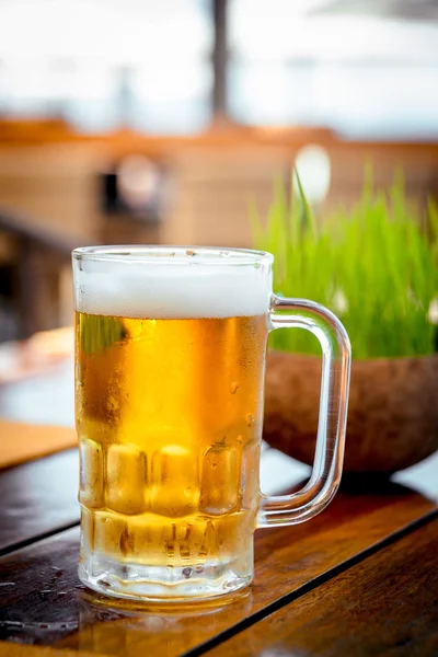 Mok koud bier met schuim — Stockfoto