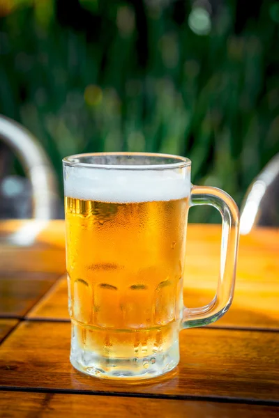 Mok koud bier met schuim — Stockfoto