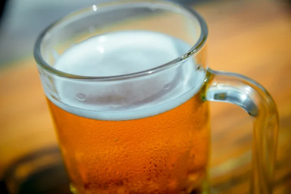 Mok koud bier met schuim — Stockfoto