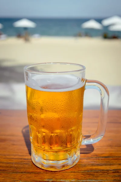Kubek zimne piwo z pianką — Zdjęcie stockowe