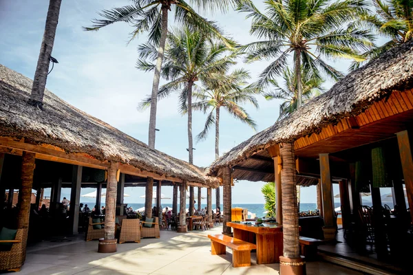 Restaurante tropical en la playa — Foto de Stock