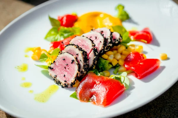 Carne fritta in rotolo di sesamo — Foto Stock