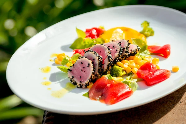 Carne fritta in rotolo di sesamo — Foto Stock