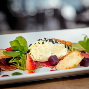 Sebze ve kruton füme et