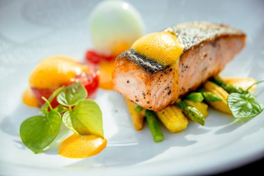 Kızarmış Balık Mısır ve kuşkonmaz ile