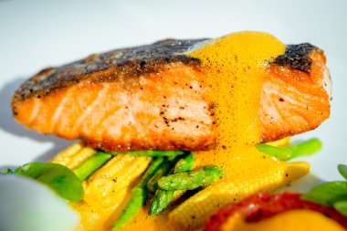 Kızarmış Balık Mısır ve kuşkonmaz ile