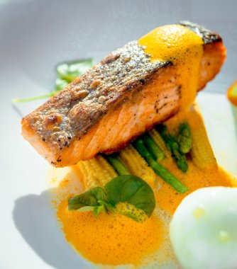 Kızarmış Balık Mısır ve kuşkonmaz ile