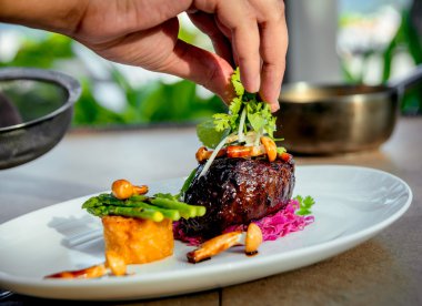 Et ve patates maydanoz koyarak el