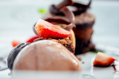 Çilekli çikolatalı tatlı