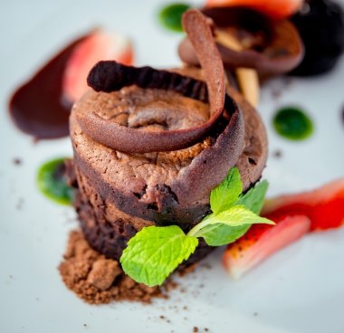 Çilekli çikolatalı tatlı