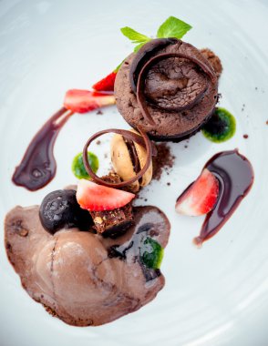 Çilekli çikolatalı tatlı