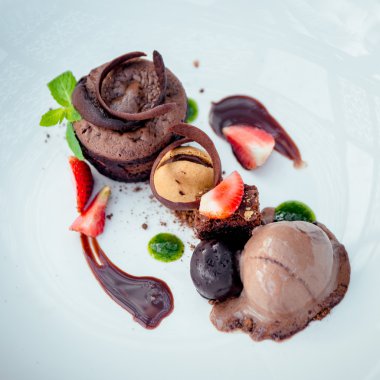 Çilekli çikolatalı tatlı