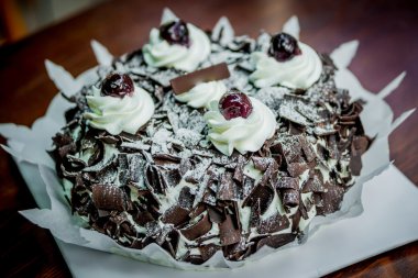 Krem şantili çikolatalı pasta. 