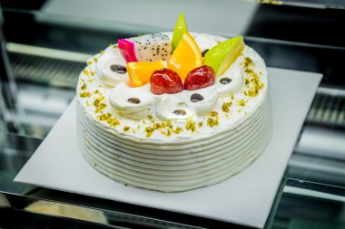 Meyveli kremalı pasta