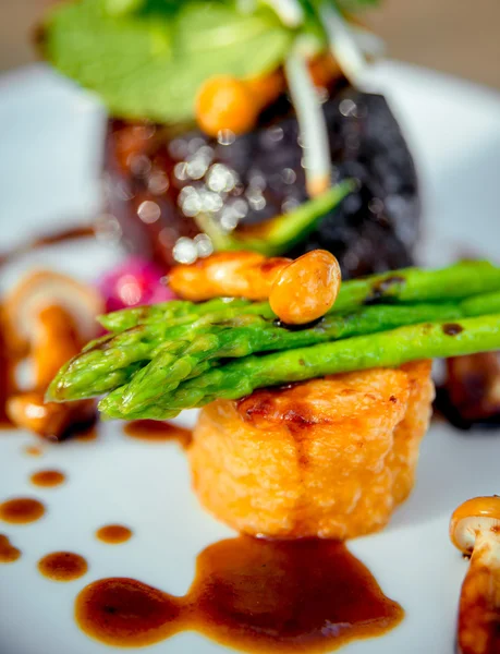 Meat with potatoes and asparagus — Stock Photo, Image