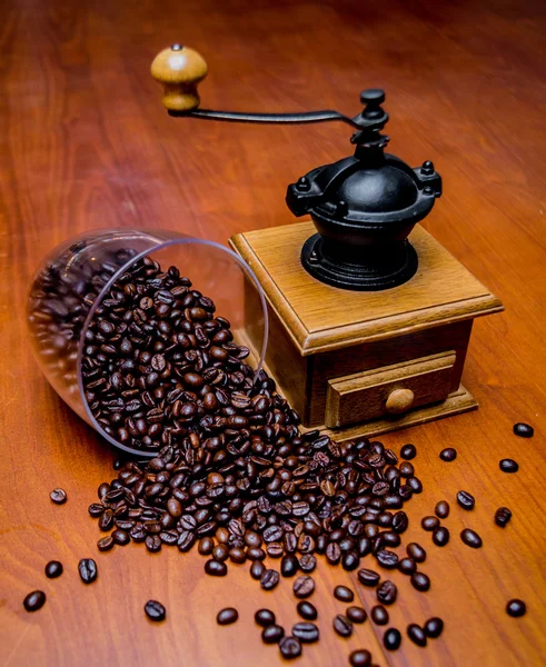 コーヒー豆とエレガントなコーヒー グラインダー — ストック写真