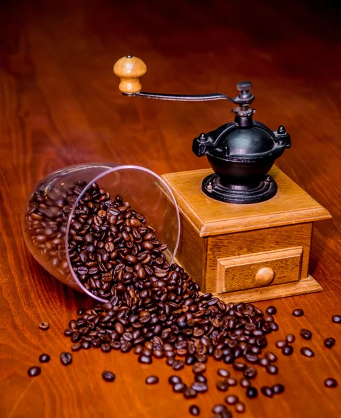 Elegante molinillo de café con granos de café — Foto de Stock