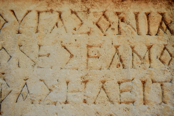 Lettere antiche scolpite sulla pietra — Foto Stock