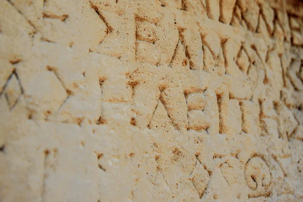 Lettere antiche scolpite sulla pietra — Foto Stock