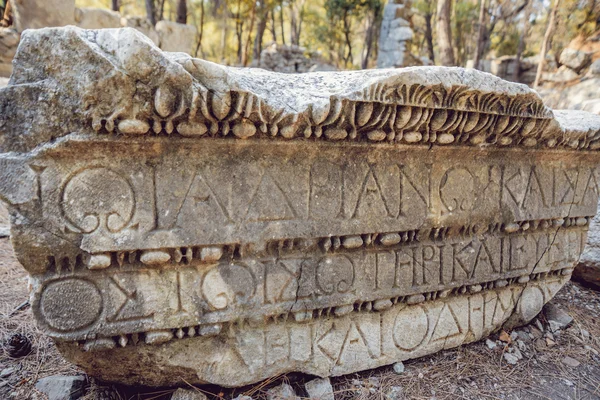Lettres antiques gravées sur pierre — Photo