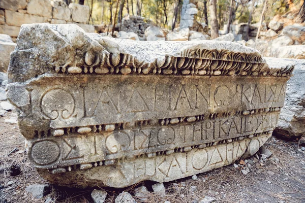 Αντίκες γράμματα σκαλισμένα σε πέτρα — Φωτογραφία Αρχείου