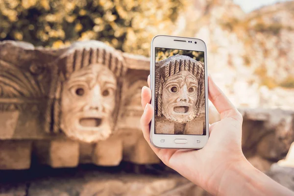 Tomando fotos en el teléfono de estuco antiguo — Foto de Stock