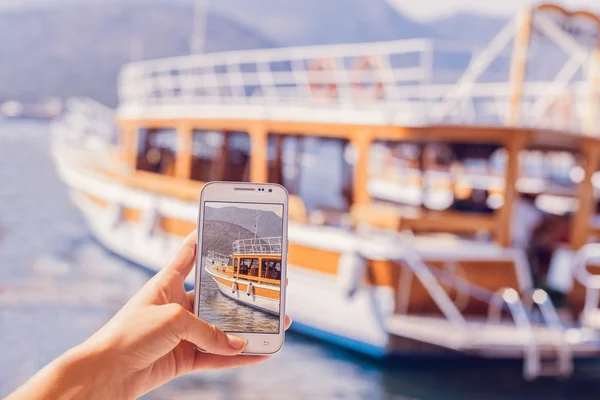 Tomar una foto en el teléfono del barco amarillo — Foto de Stock