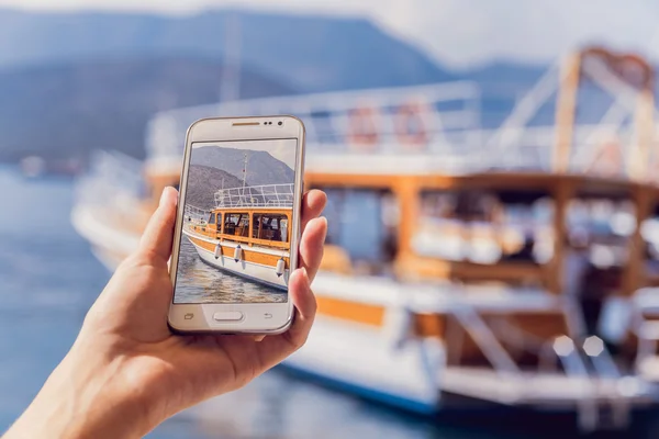 Tomar una foto en el teléfono del barco amarillo — Foto de Stock