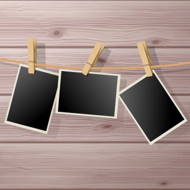 Ahşap arka plan asılı Clothespins ile sabit fotoğraf çerçevesi